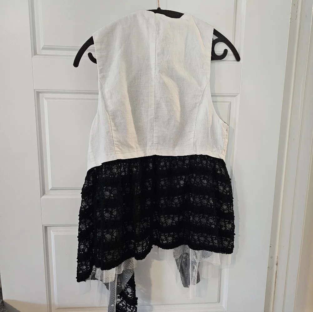 The Style White and Black Lace Vest - Picture 4 of 8
